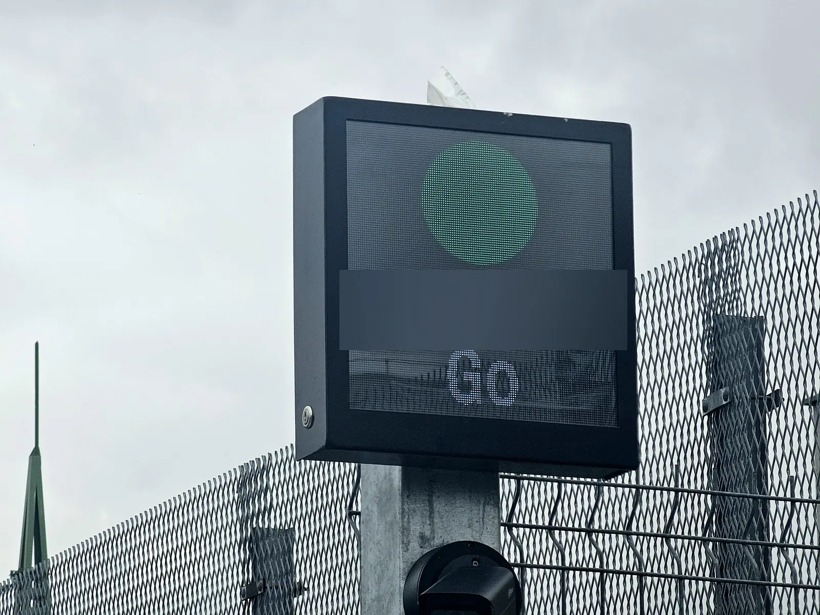 Venkovní LED panel se zeleným signálem a pokynem k vjezdu