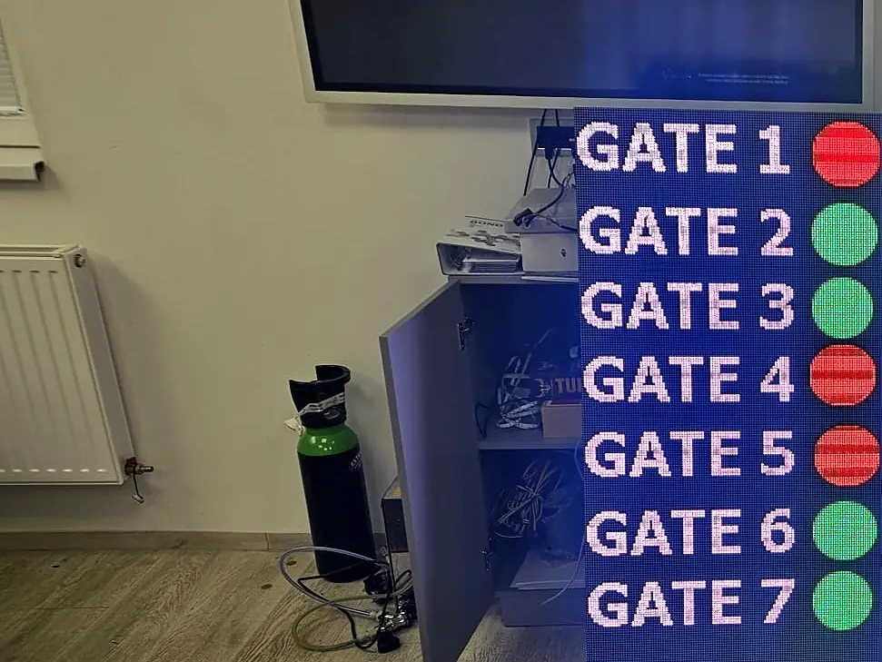LED tabule s přehledem ramp a stavem odbavení vozidel