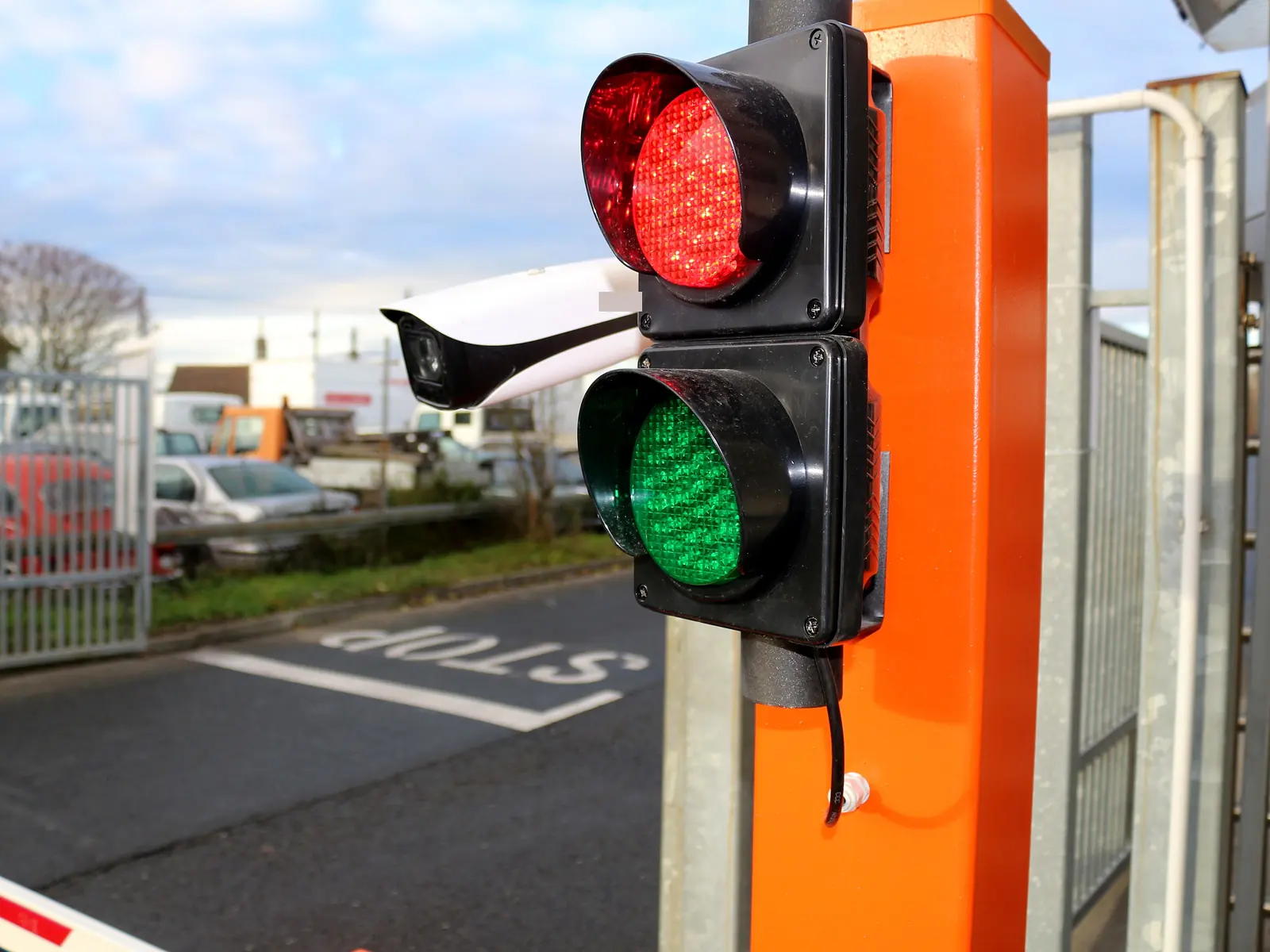 Semafor s kamerou pro čtení registrační značky, v pozadí značení STOP