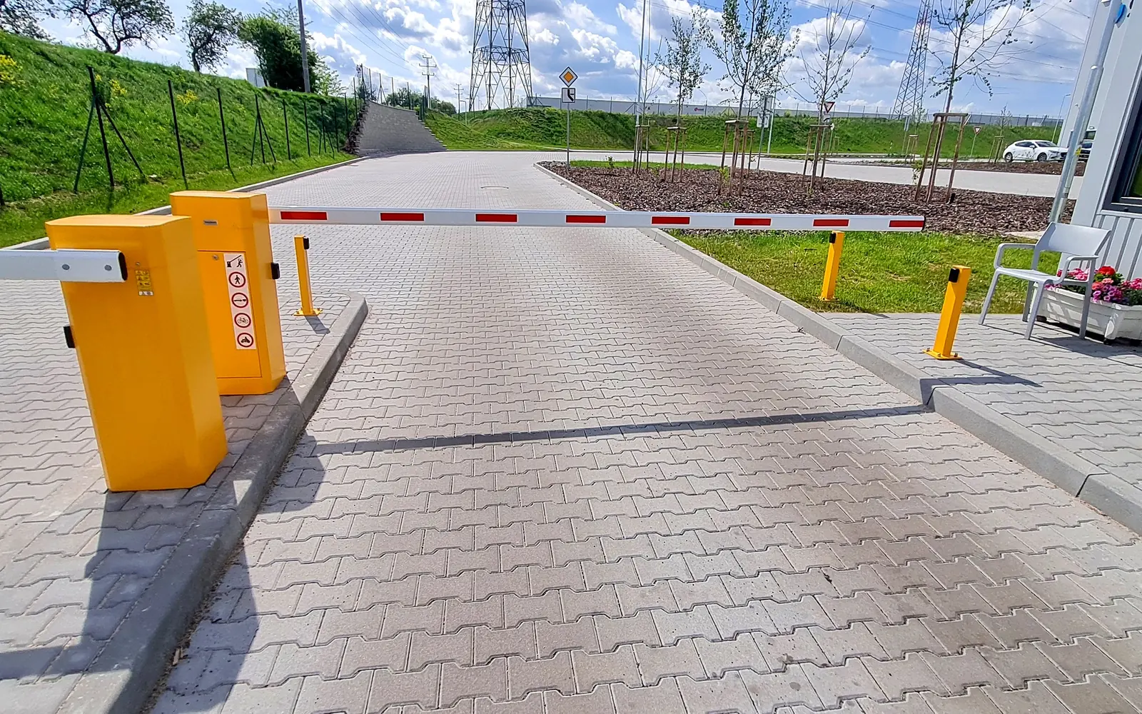 Vjezdový a výjezdový pruh se závorami a kabinou vrátnice